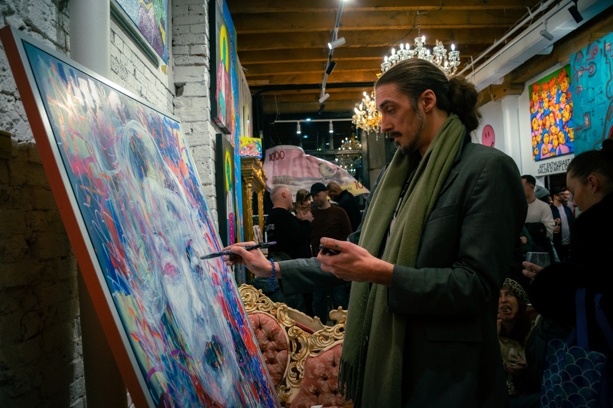 Volunteered artist painting an art